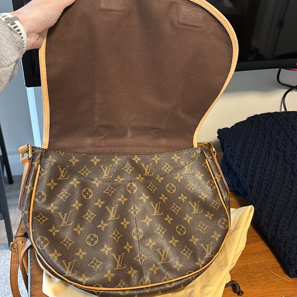 Louis Vuitton Menilmontant MM - Picture 5 of 13